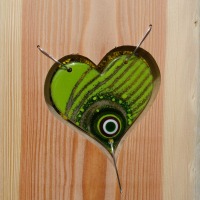 Gartenstele aus Lärchenholz mit grünen Glas Herzen Holzstele 5