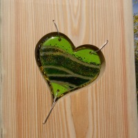 Gartenstele aus Lärchenholz mit grünen Glas Herzen Holzstele 4