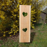 Gartenstele aus Lärchenholz mit grünen Glas Herzen Holzstele
