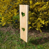 Gartenstele aus Lärchenholz mit grünen Glas Herzen Holzstele 2