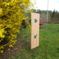 Gartenstele aus Lärchenholz mit blauen Glas Herzen Holzstele 3