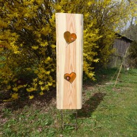 Gartenstele aus Lärchenholz mit orangenen Glas Herzen Holzstele