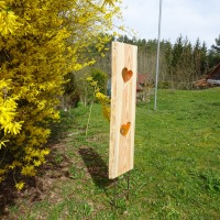 Gartenstele aus Lärchenholz mit orangenen Glas Herzen Holzstele 3