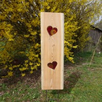 Gartenstele aus Lärchenholz mit roten Glas Herzen Holzstele
