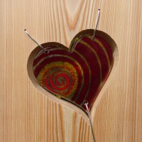 Gartenstele aus Lärchenholz mit roten Glas Herzen Holzstele 5