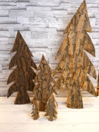 Dekofigur Tannenbaum aus Holz mit Baumrinde in verschiedenen Größen