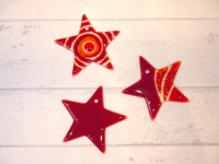 Dekoanhänger aus buntem Glas Stern in rot 2
