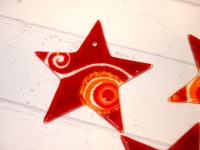 Dekoanhänger aus buntem Glas Stern in rot 4