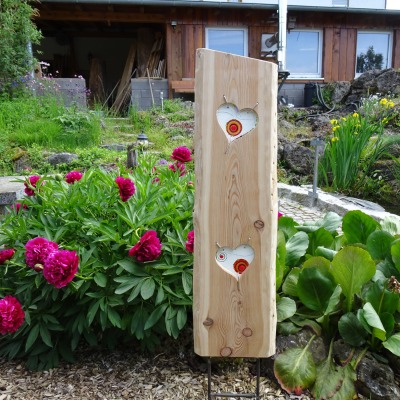 Gartenstele aus Lärchenholz mit weißen Glas Herzen Holzstele - Unikat aus Holz- und Glaskunst