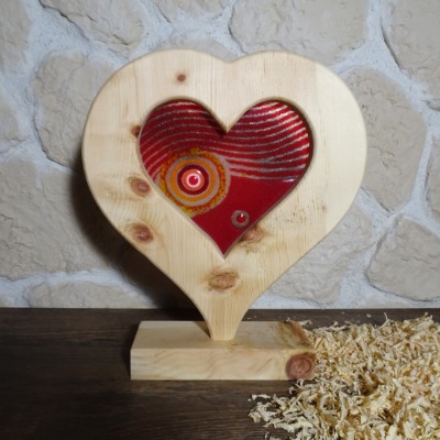 Herz aus Zirbenholz mit Fusingglas personalisierbar Zirbelholz Aufsteller