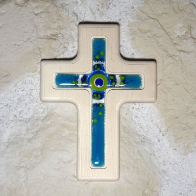 Holzkreuz mit Fusingglas in blau und grün, Kreuz aus Ahorn - Unikat aus Holz- und Glaskunst