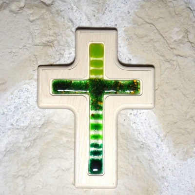 Holzkreuz mit Fusingglas in grün, Kreuz aus Ahorn - Unikat aus Holz- und Glaskunst