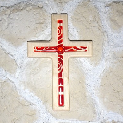Holzkreuz mit Fusingglas in rot, Kreuz aus Ahorn - Unikat aus Holz- und Glaskunst