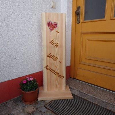 Willkommensschild, Gartenstele aus Lärchenholz mit einem roten Glas Herz und Schriftzug, Holzstele
