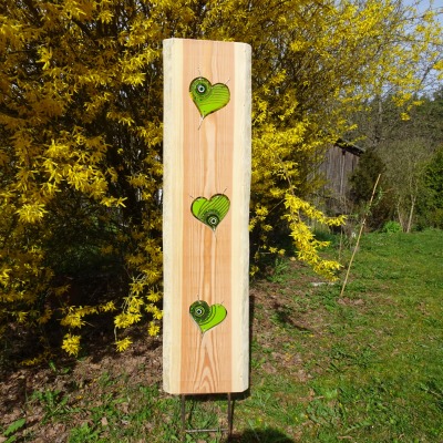Gartenstele aus Lärchenholz mit grünen Glas Herzen Holzstele - Unikat aus Holz- und Glaskunst