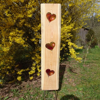 Gartenstele aus Lärchenholz mit roten Glas Herzen Holzstele - Unikat aus Holz- und Glaskunst