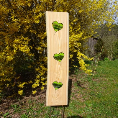 Gartenstele aus Lärchenholz mit grünen Glas Herzen Holzstele - Unikat aus Holz- und Glaskunst