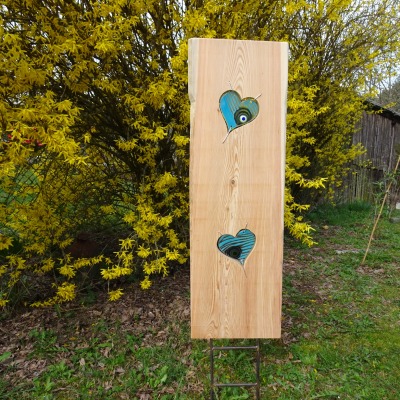 Gartenstele aus Lärchenholz mit blauen Glas Herzen Holzstele - Unikat aus Holz- und Glaskunst