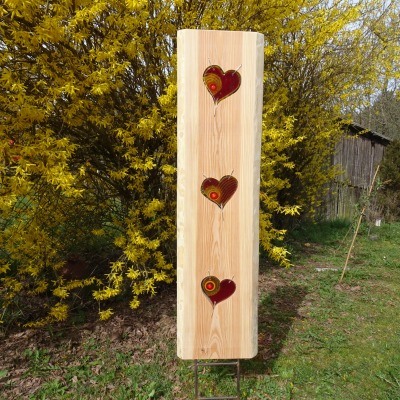 Gartenstele aus Lärchenholz mit roten Glas Herzen Holzstele - Unikat aus Holz- und Glaskunst