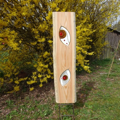 Gartenstele aus Lärchenholz mit weißen Glas Augen Holzstele - Unikat aus Holz- und Glaskunst
