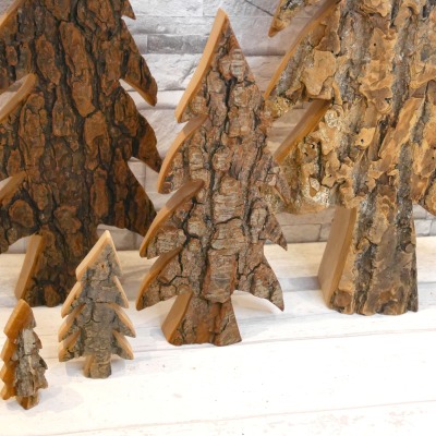 Dekofigur Tannenbaum aus Holz mit Baumrinde in verschiedenen Größen - Erlenholz