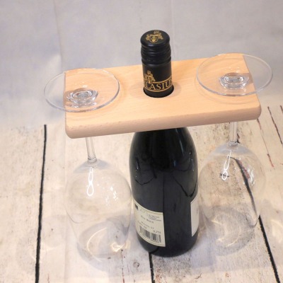 Weinglashalter aus Holz mit Flaschen-Halterung für 2 Gläser und eine Weinflasche - personalisierba