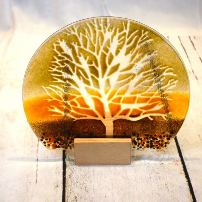 Designelement Baum aus buntem Glas in braun