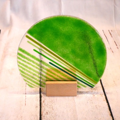 Designelement Baum aus buntem Glas grün gestreift