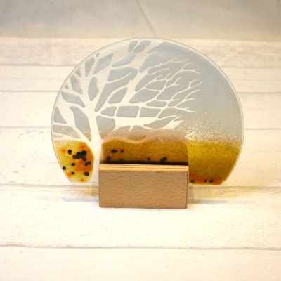 Designelement Baum aus buntem Glas in braun und weiß