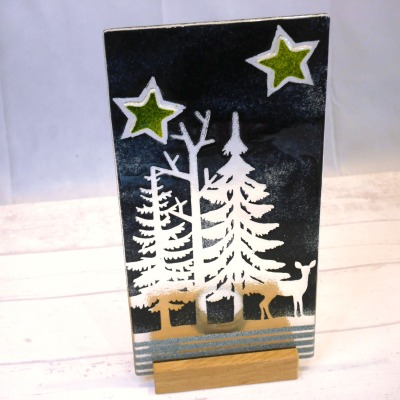 Glasfliese aus Fusingglas mit Tannenbaum, Reh und Sternen