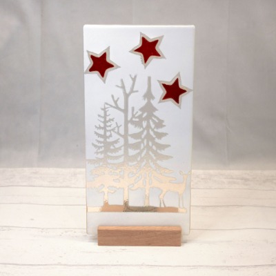 Glasfliese aus Fusingglas mit Tannenbaum, Reh und Sternen in weiß und rot