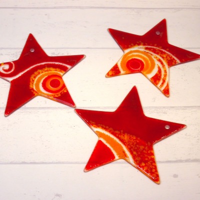 Dekoanhänger aus buntem Glas Stern in rot - in drei verschiedenen Größen