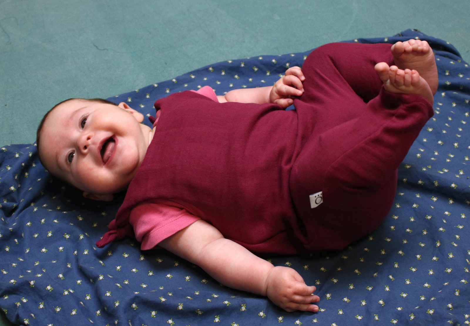 Baby romper from organic muslin berry red 2