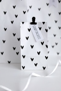 Geschenktüte mit Blockboden White/Black Hearts