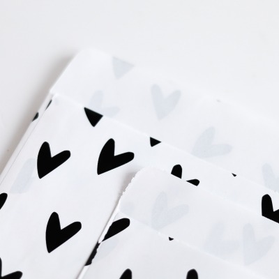 Geschenktüte White/Black Hearts - 2 Größen