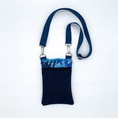 Crossbodybag aus blauem upcycling Jeansstoff mit Wechselgurt