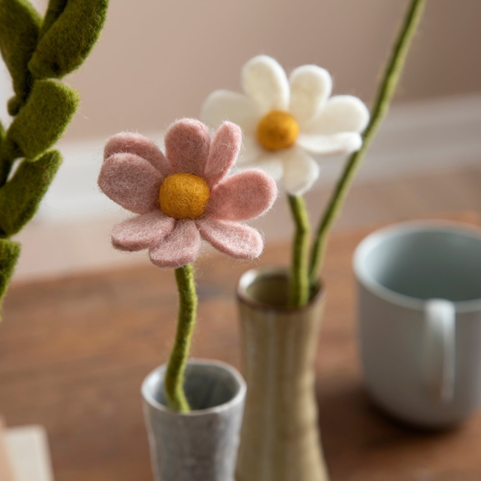 Handgefilzte Anemone - Zeitlose Schönheit für dein Zuhause