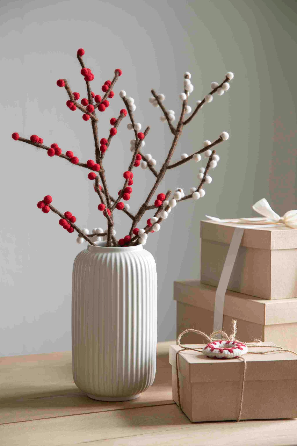 Beeren-Zweig mit roten Beeren, handgefilzt: Vielseitige Dekoration für jede Jahreszeit 2