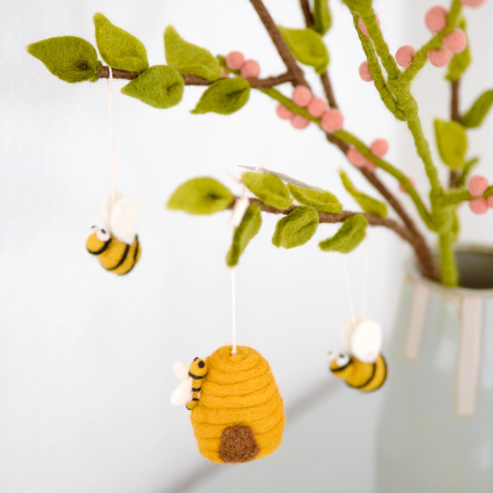 Hübscher Bienenkorb aus Handgefilzter Wolle - Perfekt für Frühlingsschmuck 2