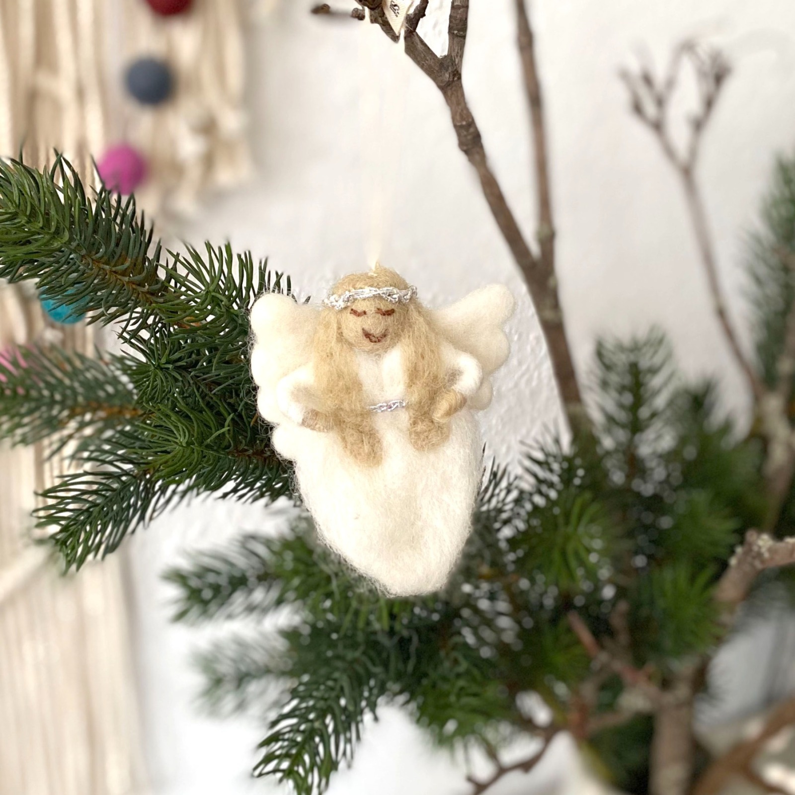 Handgefilzter Engel aus Schurwolle - Ein zauberhafter Blickfang für dein Zuhause 4