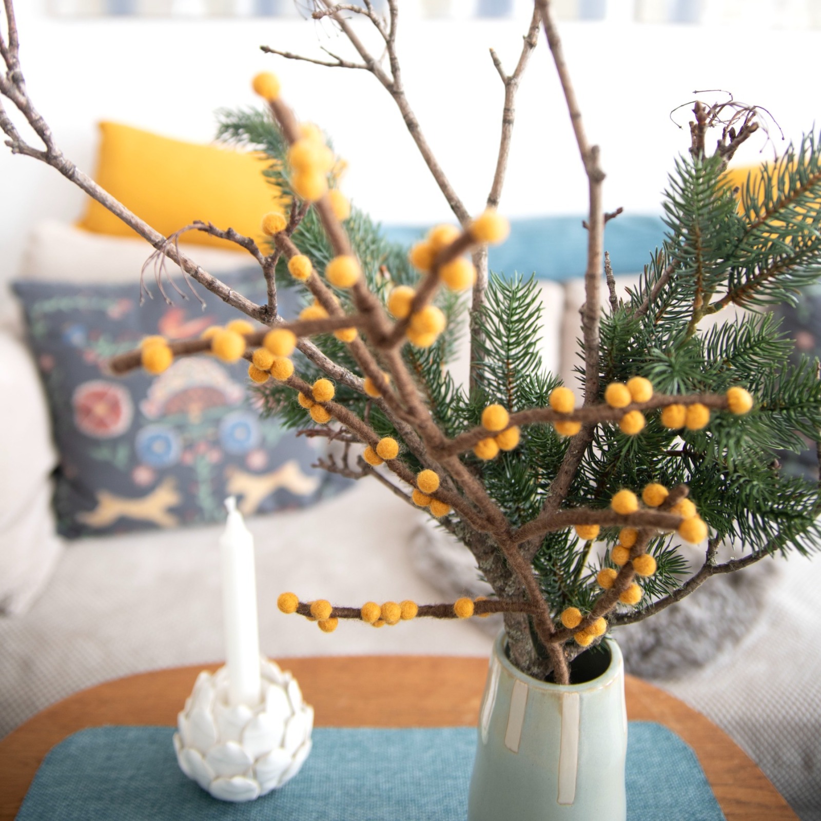 Handgefilzter Zweig mit gelben Beeren: Vielseitige Dekoration für jede Jahreszeit 3