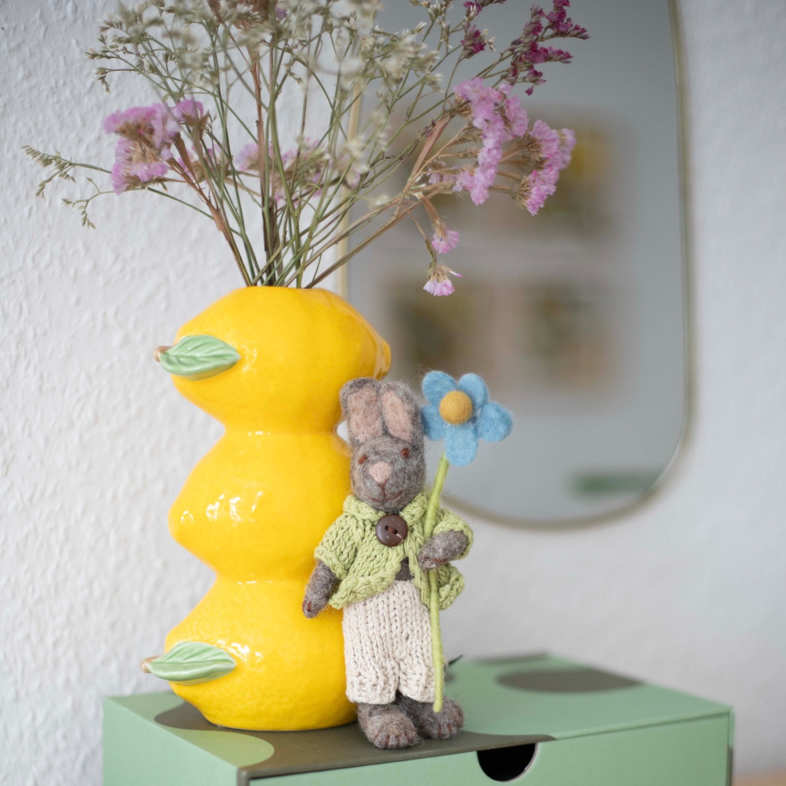 Handgefilzte Hasen mit blauer Anemone - Perfekte Dekoration für Ostern und mehr 2