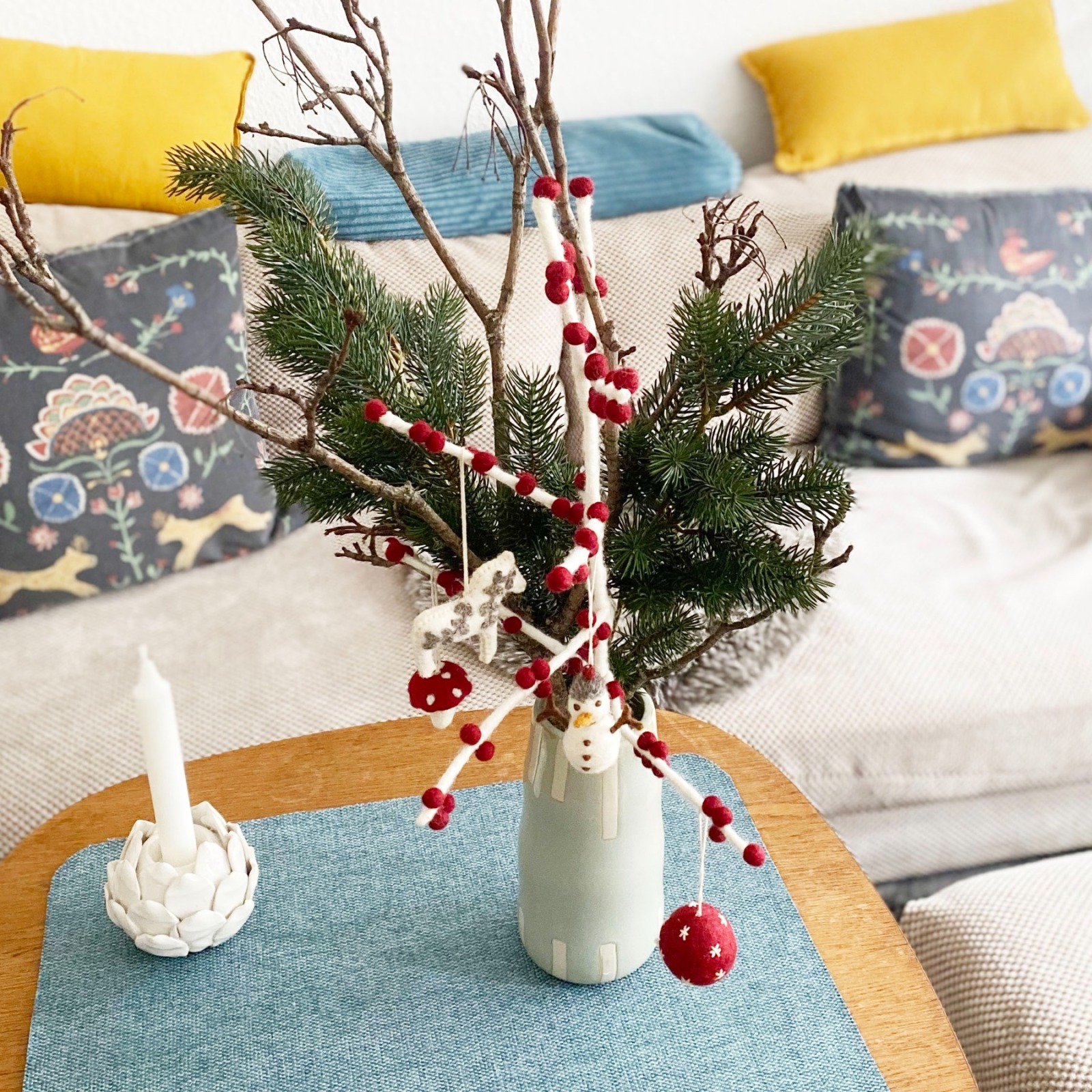 Handgefilzter Winterzweig mit roten Beeren - Perfekte Dekoration für die Weihnachts- und Winterzeit