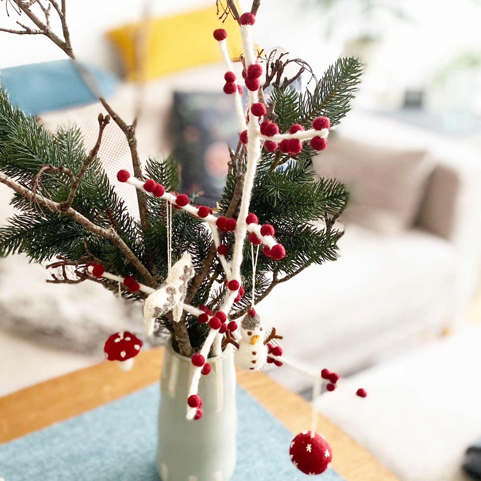 Handgefilzter Winterzweig mit roten Beeren - Perfekte Dekoration für die Weihnachts- und Winterzeit