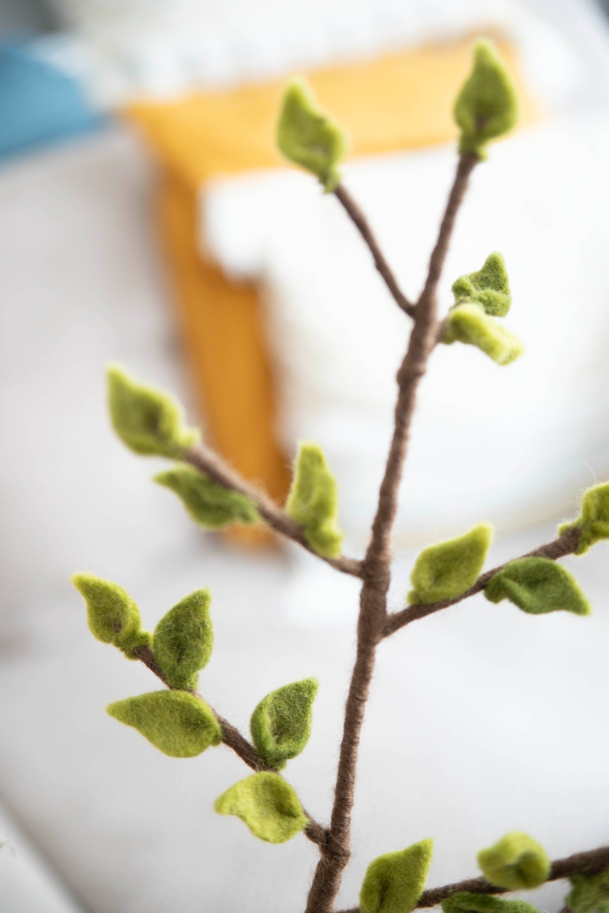 Handgefilzter grüner Blätterzweig: Zeitlose Eleganz für jede Jahreszeit 3