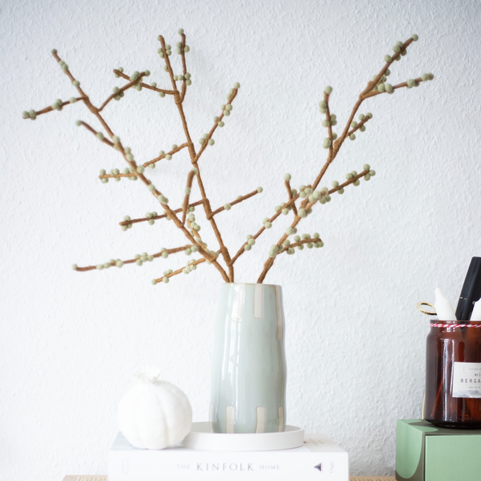 Handgefilzter Zweig mit mintgrünen Beeren: Vielseitige Dekoration für jede Jahreszeit 2