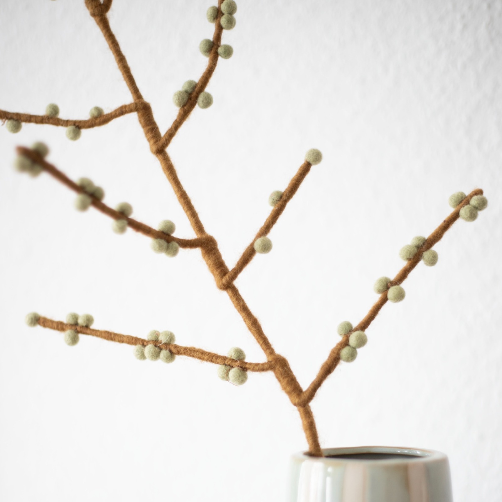 Handgefilzter Zweig mit mintgrünen Beeren: Vielseitige Dekoration für jede Jahreszeit 7