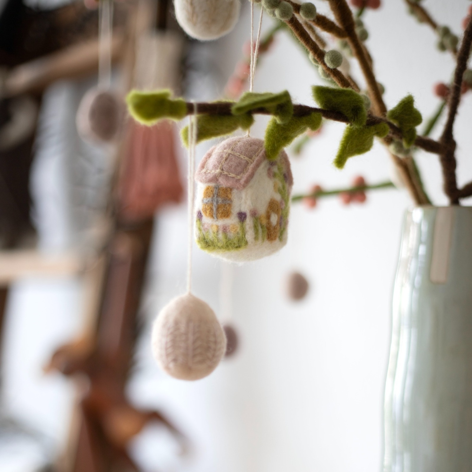 Handgefilztes Mini-Frühlings-Haus: Charmante Dekoration für jede Gelegenheit