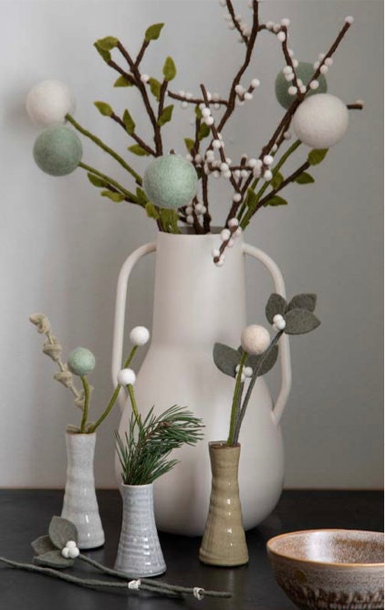 Handgefilzter Zweig mit weißen Beeren: Vielseitige Dekoration für jede Jahreszeit 15