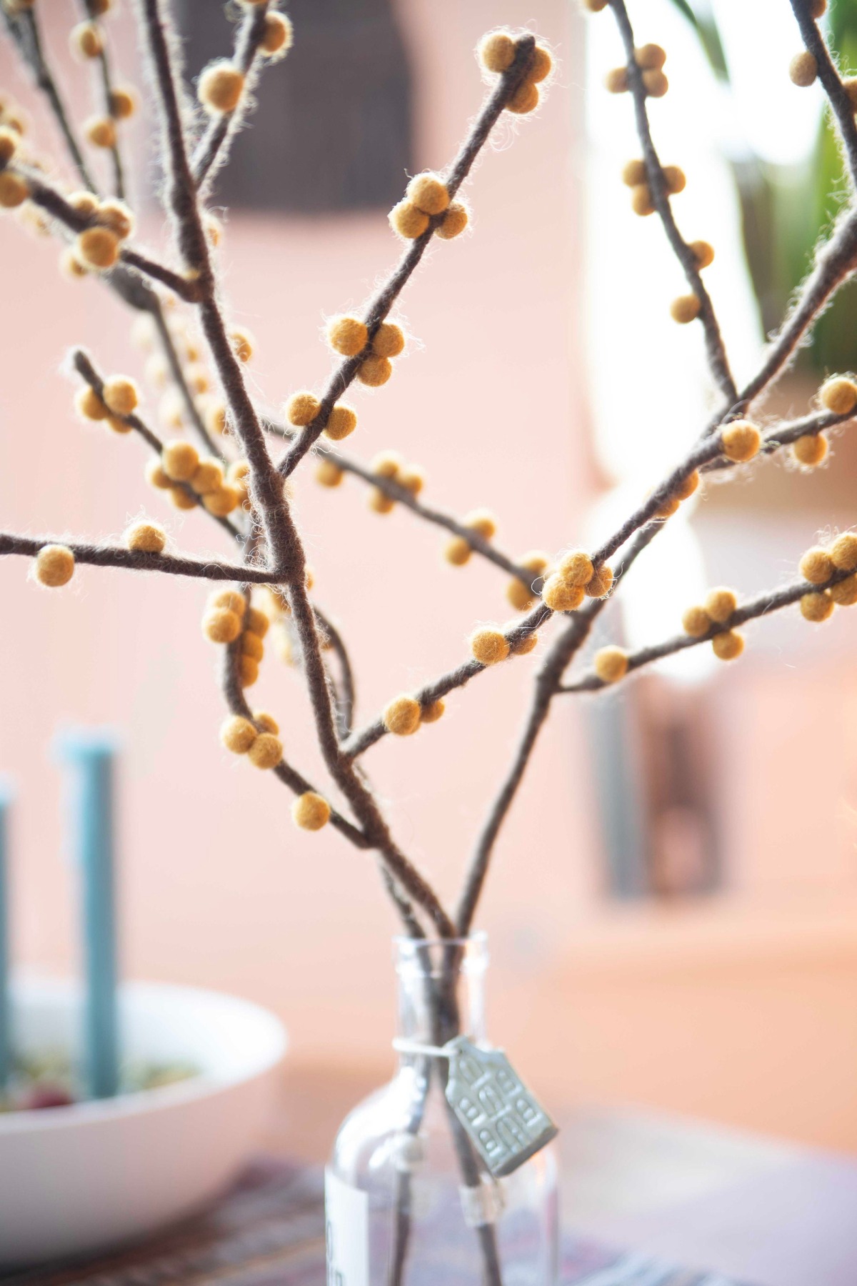 Handgefilzter Zweig mit gelben Beeren: Vielseitige Dekoration für jede Jahreszeit 7